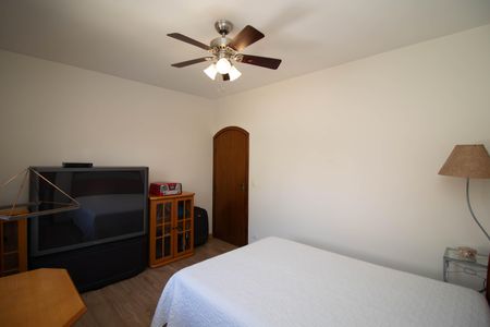 Casa à venda com 306m², 4 quartos e 5 vagasSuíte 2