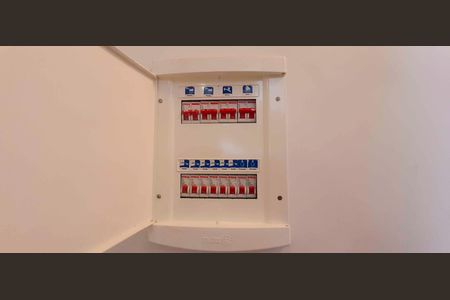 Casa à venda com 180m², 4 quartos e 2 vagas Casa à venda com 180m², 4 quartos e 2 vagasQuadro de Luz