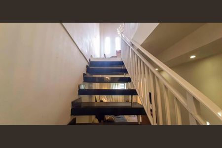 Casa à venda com 180m², 4 quartos e 2 vagas Casa à venda com 180m², 4 quartos e 2 vagasEscada