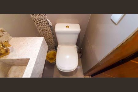 Casa à venda com 180m², 4 quartos e 2 vagas Casa à venda com 180m², 4 quartos e 2 vagasBanheiro de Serviço