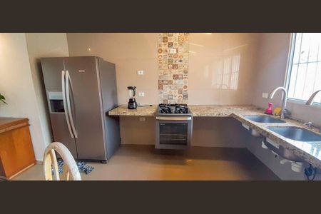 Casa à venda com 180m², 4 quartos e 2 vagas Casa à venda com 180m², 4 quartos e 2 vagasCozinha