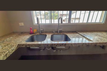 Casa à venda com 180m², 4 quartos e 2 vagas Casa à venda com 180m², 4 quartos e 2 vagasCozinha