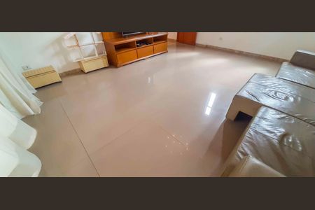 Casa à venda com 180m², 4 quartos e 2 vagas Casa à venda com 180m², 4 quartos e 2 vagasSala de TV