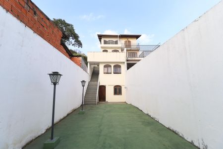 Casa para alugar com 225m², 4 quartos e 6 vagas Casa para alugar com 225m², 4 quartos e 6 vagasÁrea Externa