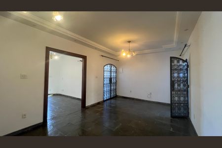 Casa à venda com 296m², 4 quartos e 2 vagasSala