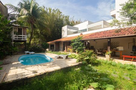 Casa de condomínio para alugar com 197m², 4 quartos e 2 vagas Casa de condomínio para alugar com 197m², 4 quartos e 2 vagasQuintal