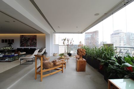 Varanda de apartamento à venda com 3 quartos, 450m² em Itaim Bibi, São Paulo
