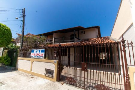 Casa à venda com 402m², 3 quartos e 2 vagas Casa à venda com 402m², 3 quartos e 2 vagasFachada