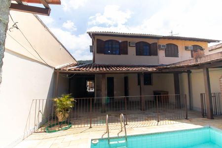 Casa à venda com 402m², 3 quartos e 2 vagas Casa à venda com 402m², 3 quartos e 2 vagasÁrea comum - Piscina