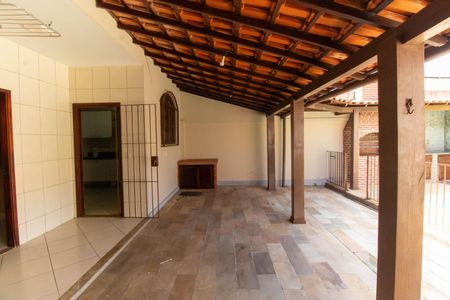 Casa à venda com 402m², 3 quartos e 2 vagas Casa à venda com 402m², 3 quartos e 2 vagasÁrea externa