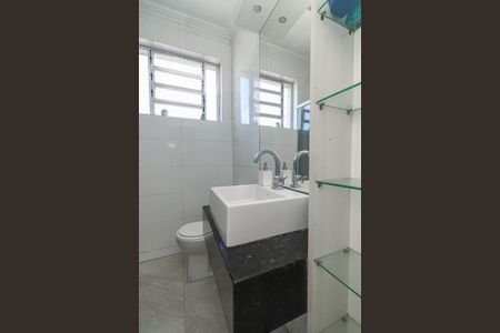 Banheiro de apartamento para alugar com 2 quartos, 63m² em São João, Porto Alegre