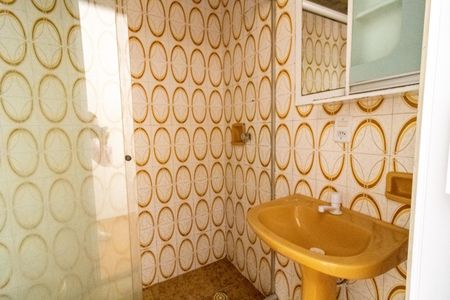 Banheiro de apartamento à venda com 1 quarto, 40m² em Cavalhada, Porto Alegre