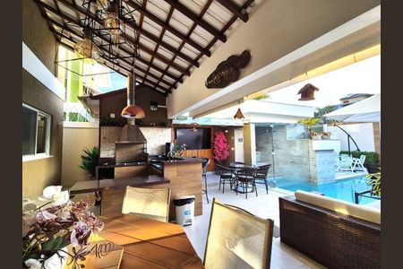 Casa à venda com 4 quartos, 210m² em Itaipu, Niterói