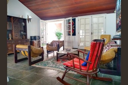 Casa à venda com 4 quartos, 359m² em Itaipu, Niterói