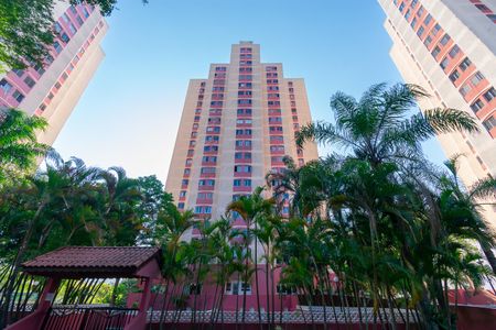 Apartamento para alugar com 48m², 2 quartos e 1 vaga Apartamento para alugar com 48m², 2 quartos e 1 vagaFachada