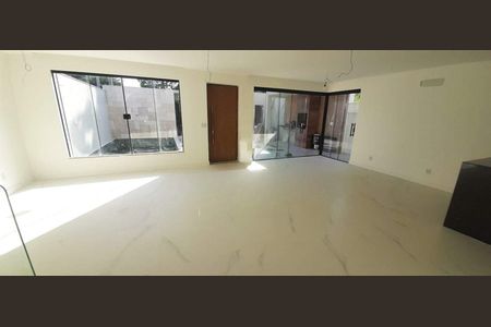 Casa à venda com 4 quartos, 250m² em Vargem Grande, Rio de Janeiro