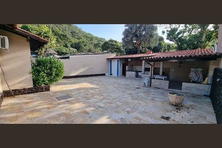 Casa à venda com 160m², 3 quartos e 5 vagas