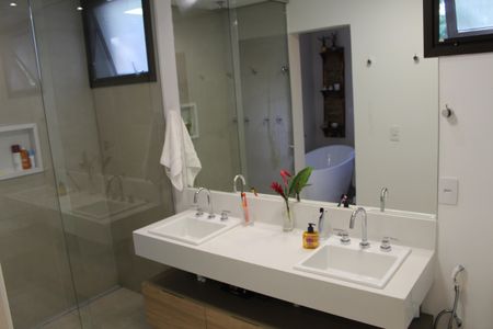 Casa de condomínio à venda com 475m², 4 quartos e 3 vagasBanheiro