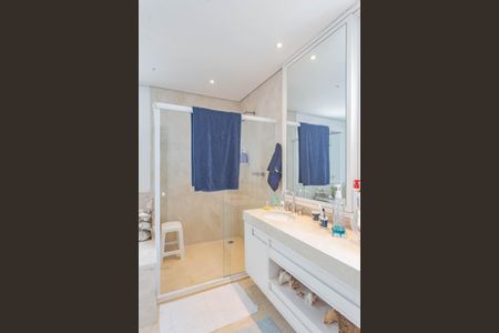 Apartamento à venda com 365m², 4 quartos e 6 vagasBanheiro da Suíte 1