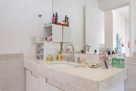 Apartamento à venda com 365m², 4 quartos e 6 vagasBanheiro da Suíte 3