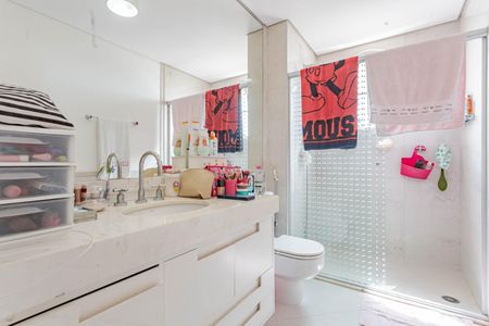 Apartamento à venda com 365m², 4 quartos e 6 vagasBanheiro da Suíte 2