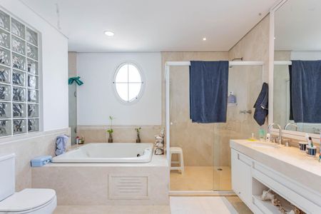 Apartamento à venda com 365m², 4 quartos e 6 vagasBanheiro da Suíte 1