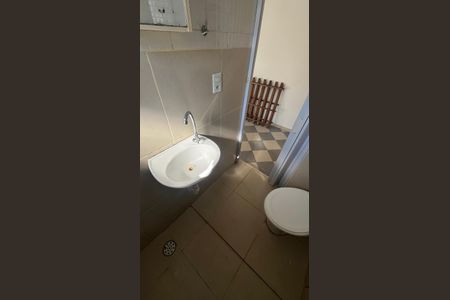 Banheiro de kitnet/studio para alugar com 1 quarto, 17m² em Cidade Universitária, Campinas