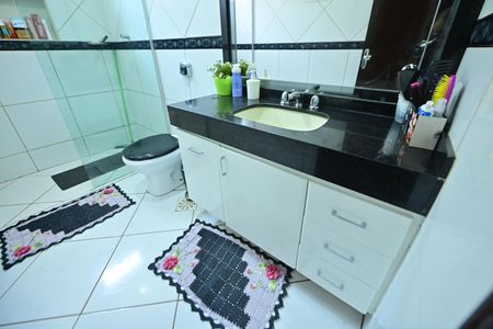 Casa de condomínio para alugar com 290m², 4 quartos e 6 vagasBanheiro