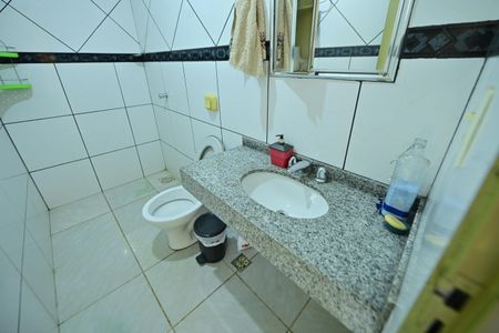 Casa de condomínio para alugar com 290m², 4 quartos e 6 vagasBanheiro de Serviço