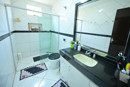 Casa de condomínio para alugar com 290m², 4 quartos e 6 vagasBanheiro