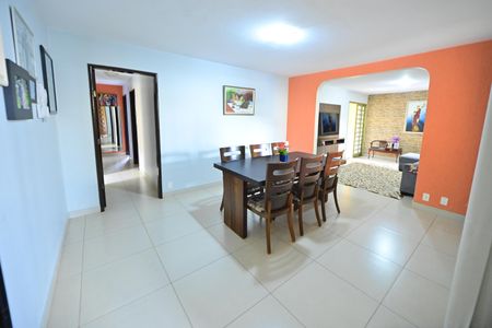 Casa de condomínio para alugar com 290m², 4 quartos e 6 vagasSala 2