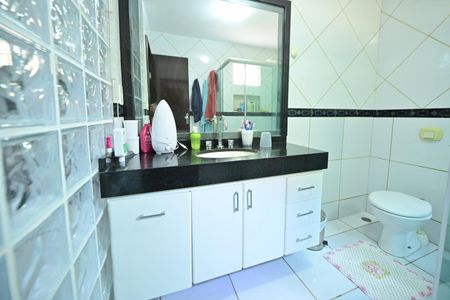 Casa de condomínio para alugar com 290m², 4 quartos e 6 vagasBanheiro da Suíte