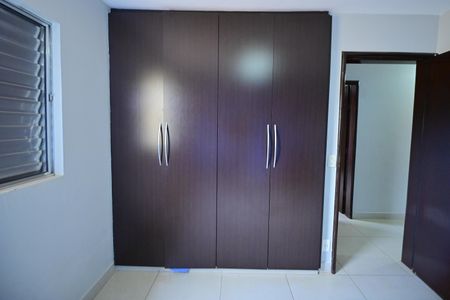 Casa de condomínio para alugar com 290m², 4 quartos e 6 vagasQuarto 2