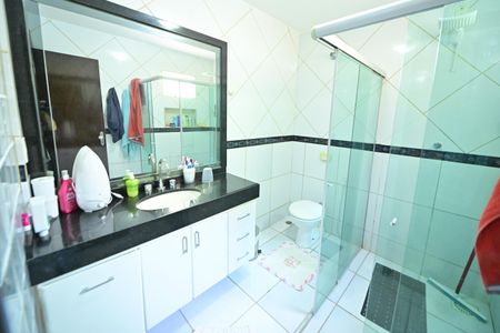 Casa de condomínio para alugar com 290m², 4 quartos e 6 vagasBanheiro da Suíte