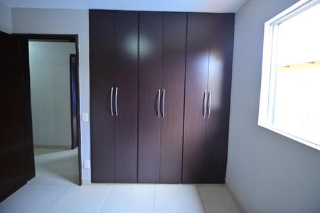 Casa de condomínio para alugar com 290m², 4 quartos e 6 vagasQuarto 3