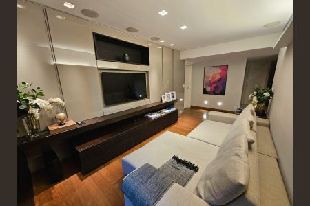 Sala de TV de apartamento à venda com 4 quartos, 274m² em Belvedere, Belo Horizonte