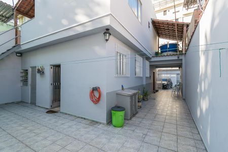 Casa à venda com 190m², 2 quartos e 4 vagas Casa à venda com 190m², 2 quartos e 4 vagasVaranda