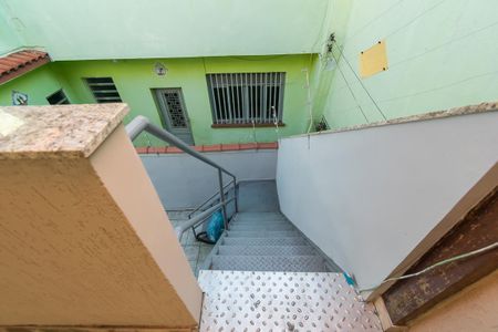 Casa à venda com 190m², 2 quartos e 4 vagas Casa à venda com 190m², 2 quartos e 4 vagasTerraço - Escada de acesso