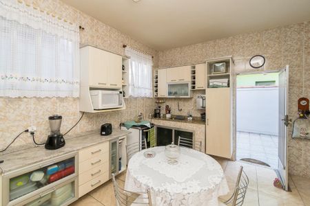 Casa à venda com 190m², 2 quartos e 4 vagas Casa à venda com 190m², 2 quartos e 4 vagasCozinha