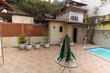 Casa à venda com 96m², 4 quartos e sem vagaÁrea externa