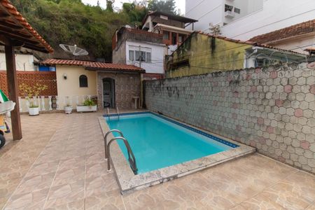 Casa à venda com 96m², 4 quartos e sem vagaÁrea externa