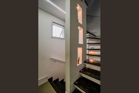 Casa de condomínio para alugar com 150m², 3 quartos e 2 vagasEscada