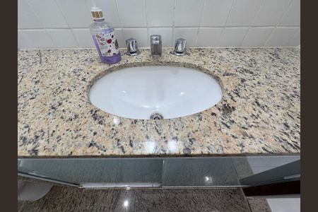 Apartamento à venda com 177m², 3 quartos e 4 vagas Apartamento à venda com 177m², 3 quartos e 4 vagasBanheiro da Suíte 2