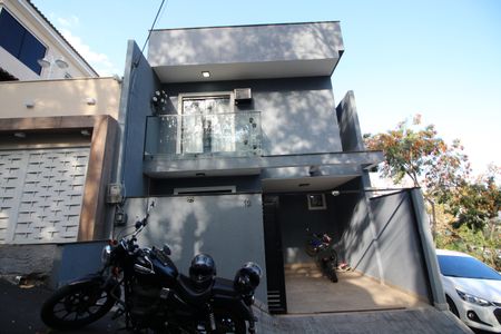 Casa de condomínio à venda com 150m², 3 quartos e 1 vagaFachada
