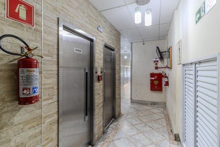 Apartamento à venda com 62m², 3 quartos e sem vaga Apartamento à venda com 62m², 3 quartos e sem vagaElevadores