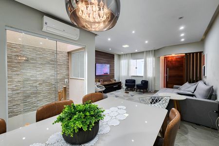 Casa à venda com 267m², 3 quartos e 4 vagas Casa à venda com 267m², 3 quartos e 4 vagasSala