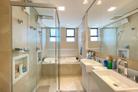 Apartamento à venda com 238m², 4 quartos e 5 vagasBanheiro da Suíte 1