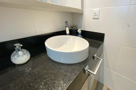 Apartamento à venda com 238m², 4 quartos e 5 vagasBanheiro da Suíte 2