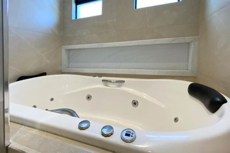 Apartamento à venda com 238m², 4 quartos e 5 vagasBanheiro da Suíte 1