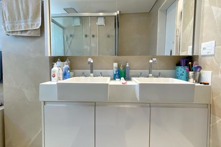 Apartamento à venda com 238m², 4 quartos e 5 vagasBanheiro da Suíte 1